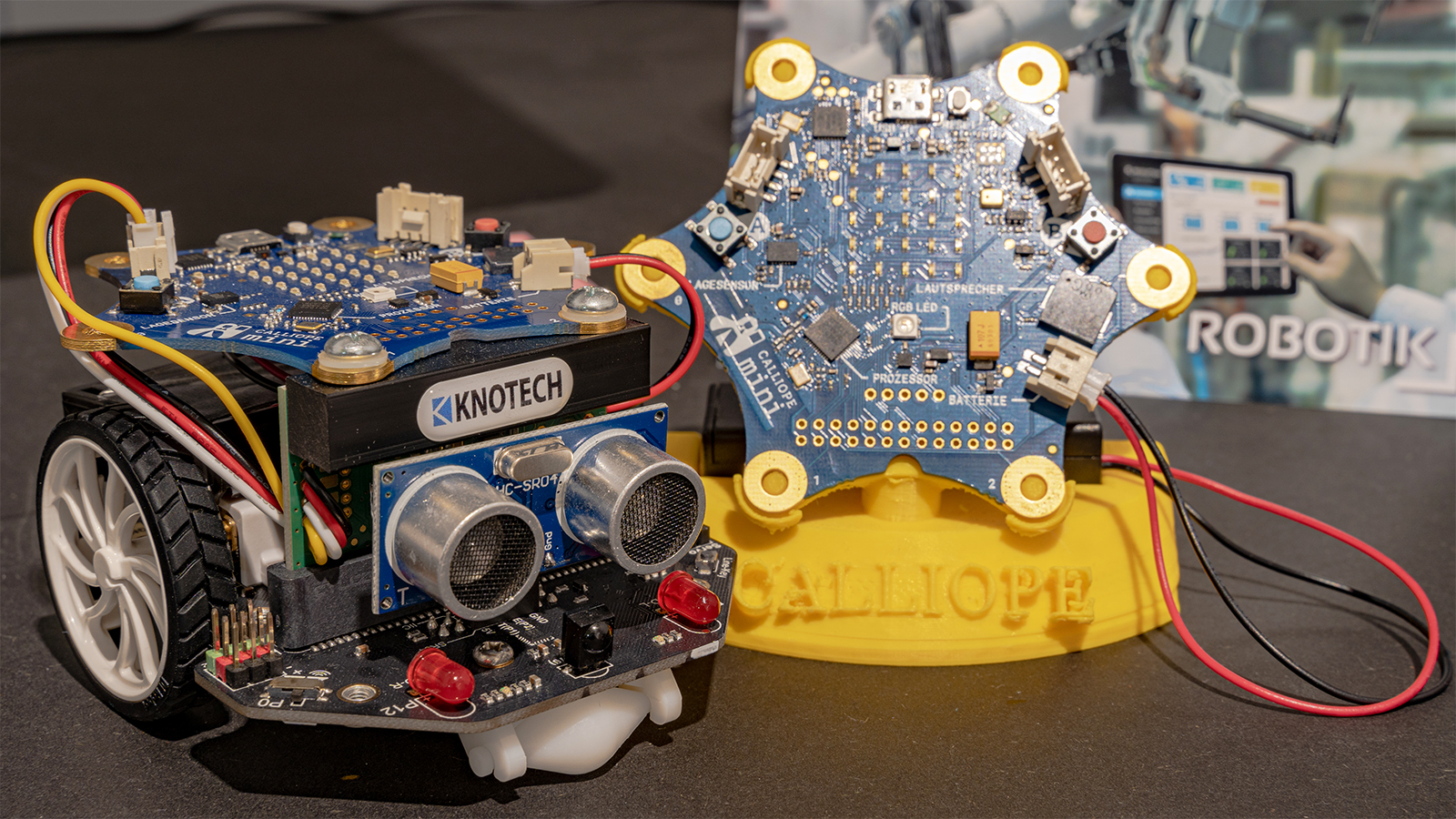 Abgebildet sind zwei Miniroboter, die im BayernLab programmiert werden können.